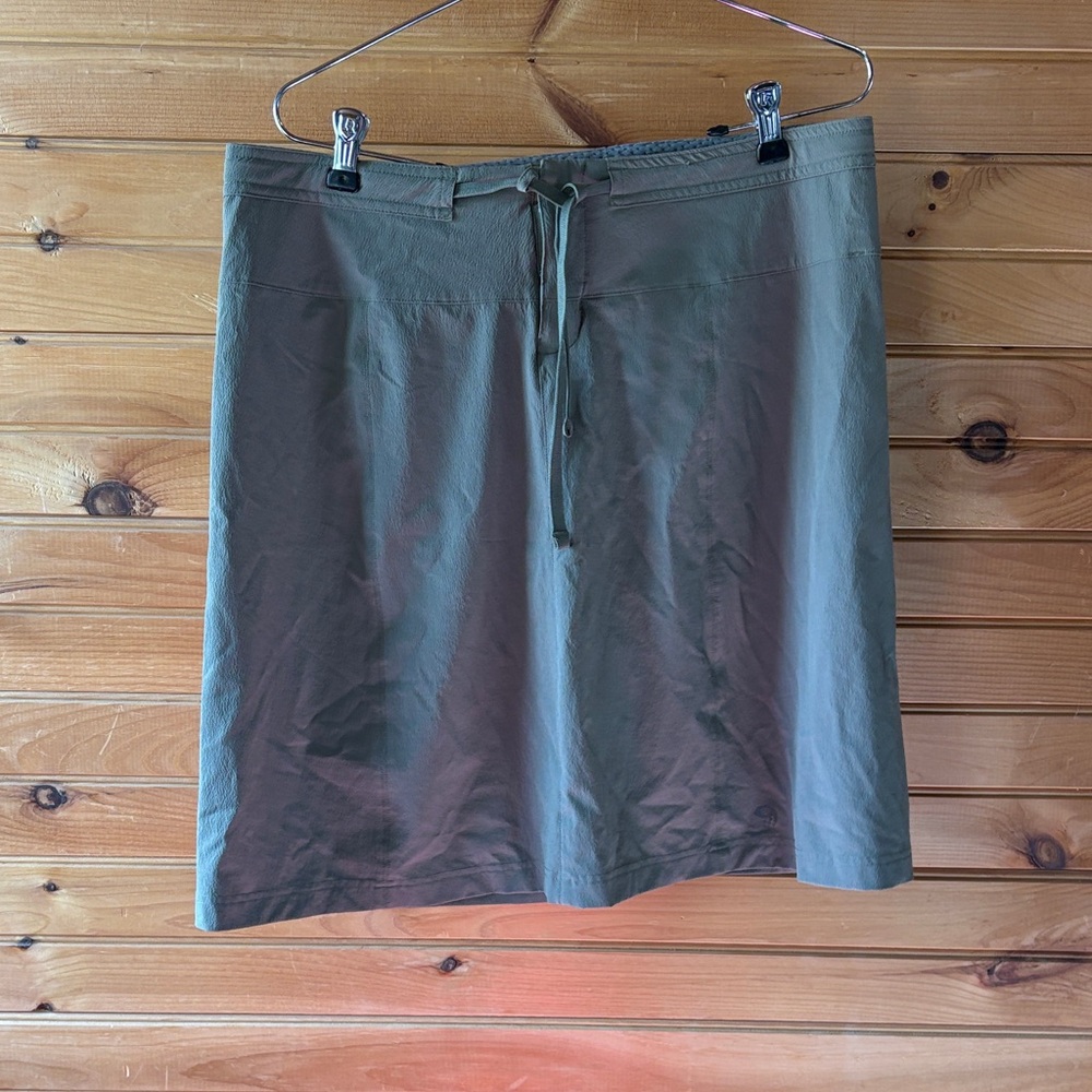 Mountain Hardwear Women's Perforated Active Skirt in Olive